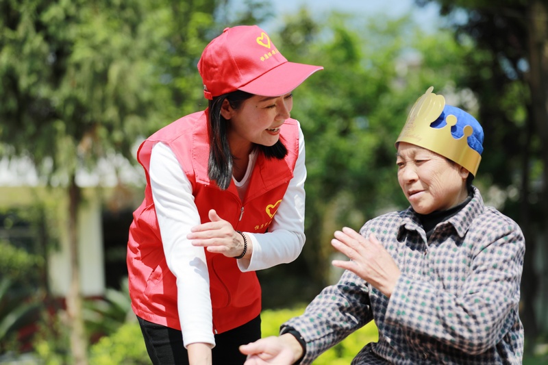 医务人员和志愿者在贵州省黔西市林泉镇敬老院为老人进行健康服务。