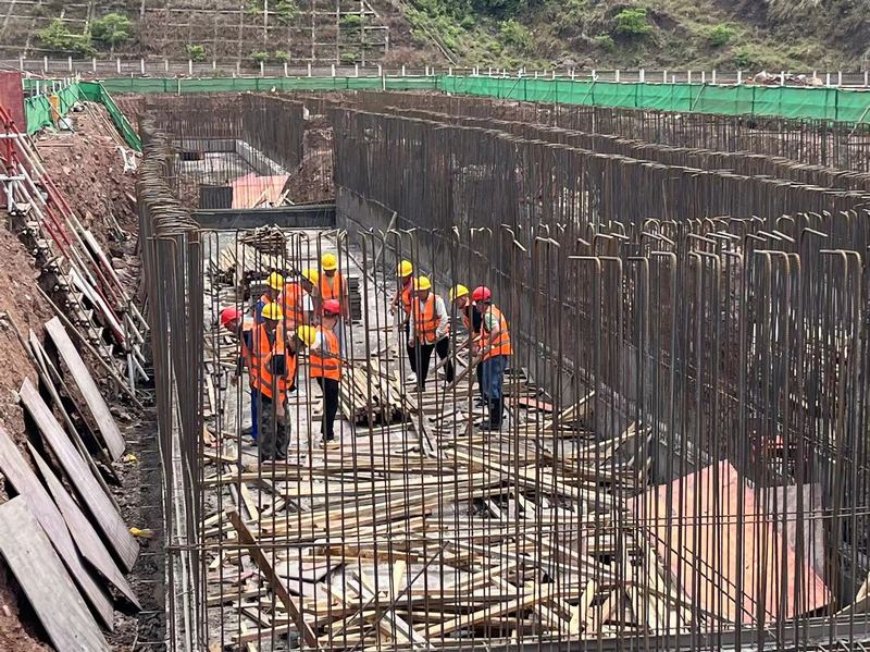 中华酒业仁怀生产基地一期工人正进行地梁钢筋架设。