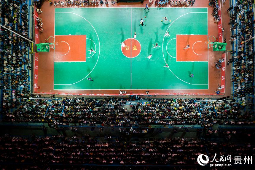 航拍贵州省第二届“美丽乡村”篮球联赛总决赛现场。人民网记者 涂敏摄