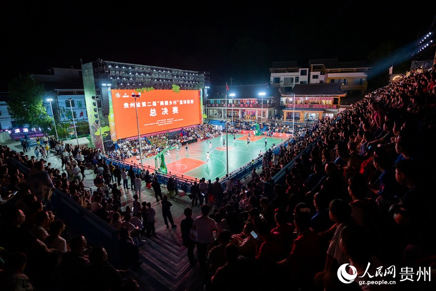 貴州省第二屆“美麗鄉村”籃球聯賽總決賽現場。人民網記者 涂敏攝