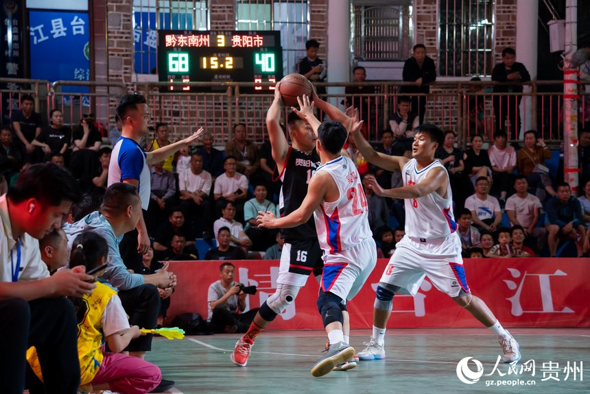 贵州省第二届“美丽乡村”篮球联赛总决赛现场。人民网记者 涂敏摄