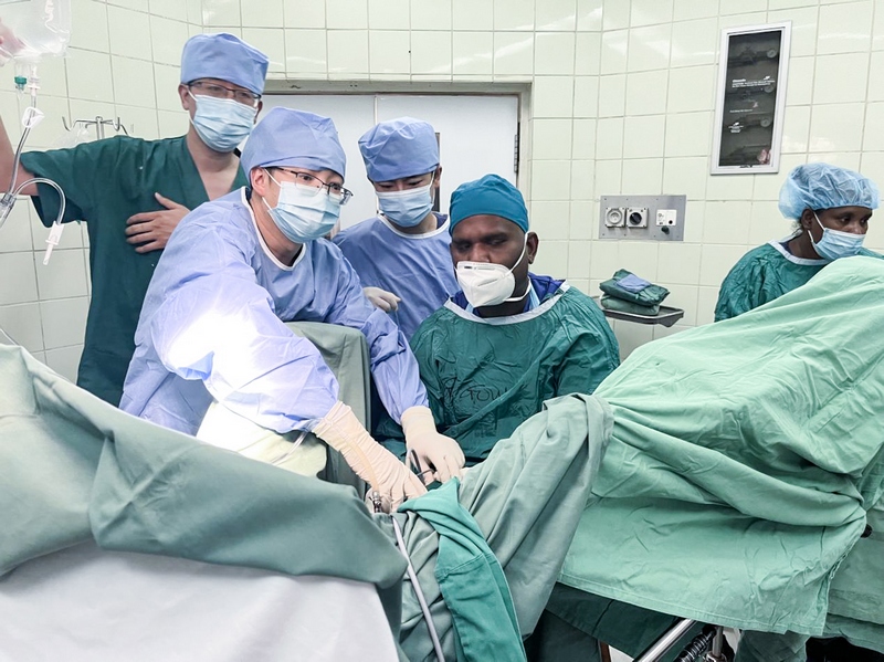 指導所方醫生開展微創泌尿外科手術。貴州省衛生健康委供圖