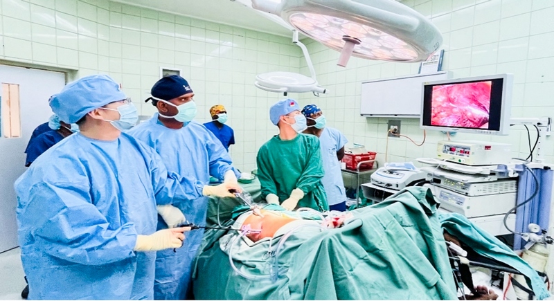 指导所方医生成功开展首例腹腔镜手术。贵州省卫生健康委供图