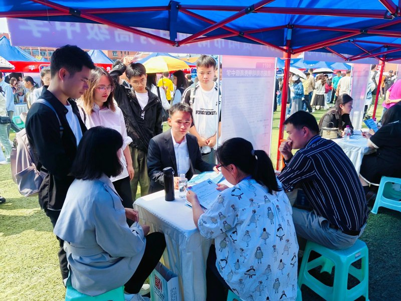 图片3求职者正在咨询招聘信息