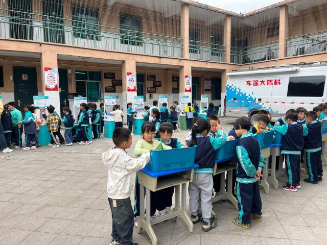  The popular science exhibits exhibited in Lindong Primary School aroused students' strong interest in science.