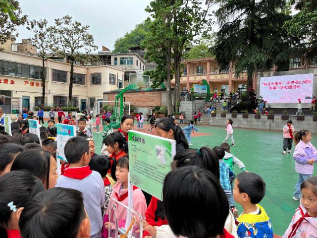  The popular science exhibits exhibited in Zhuchang Primary School attracted many students.