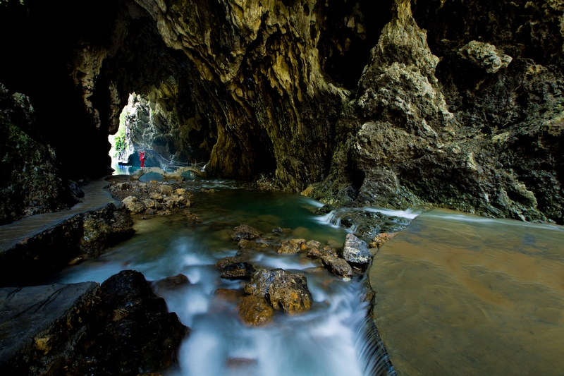 5、红果树溶洞美景。  袁兴中  摄