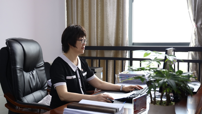 工作中的李妙潔