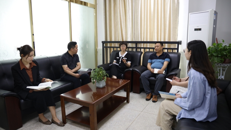 李妙潔正在與教師們探討教學法