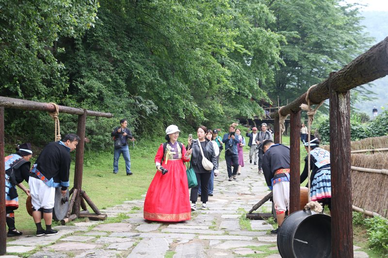 韓國旅行社觀看瑤山古寨銅鼓奏樂。