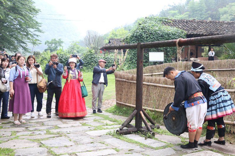 韓國旅行社觀看瑤山古寨銅鼓奏樂。
