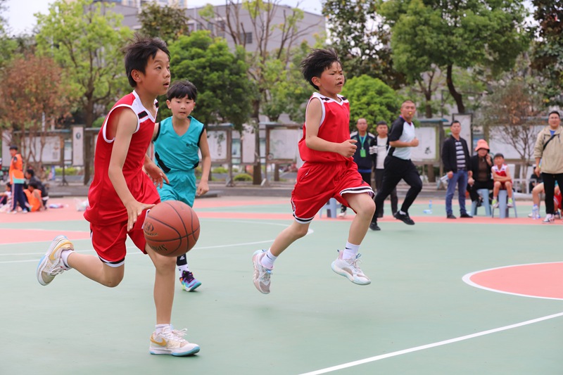 黔西市第二届届青少年篮球比赛现场，锦星镇代表队和黔西四小代表队激烈角逐。