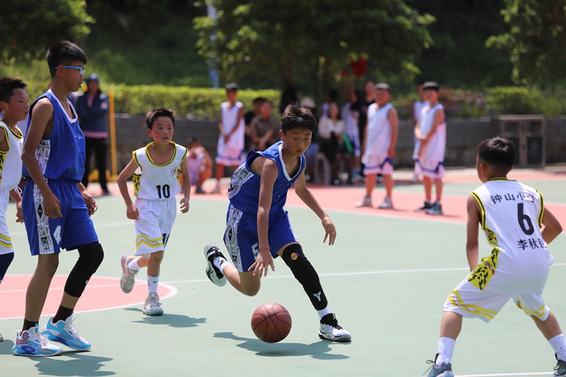 黔西市第二届届青少年篮球比赛现场，大关一小代表队和钟山小学代表队激烈角逐。