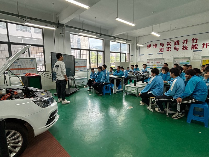 在桐梓县中等职业学校电工电子实训室，汽车运用与维修班的学生们正在听老师讲解蓄电池的日常检测与维护 王洪娅摄