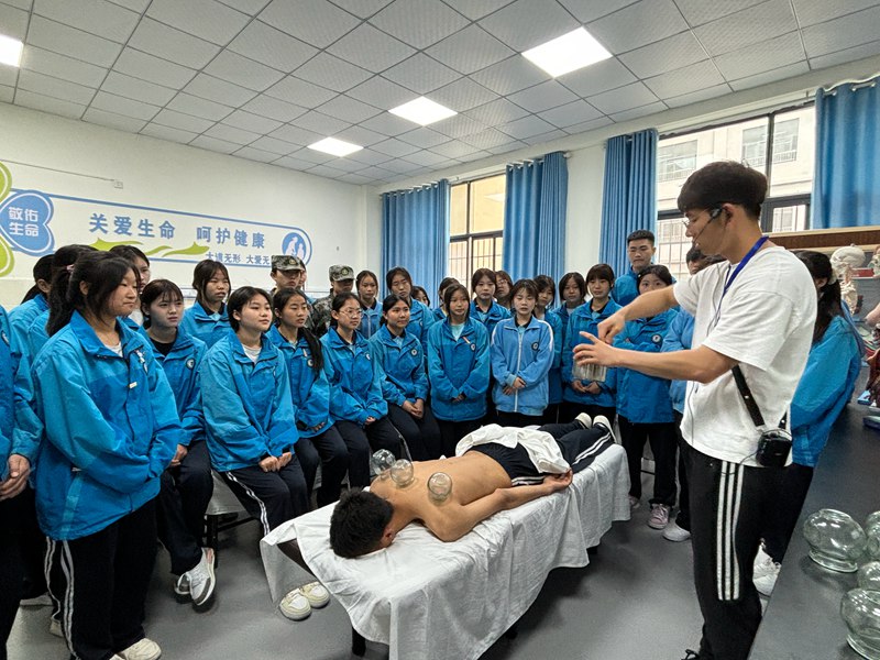 在桐梓县中等职业学校康复保健实训室，记者看见老师正在给康养休闲旅游服务班的同学们讲解拔罐法的注意事项和操作方法 王洪娅摄
