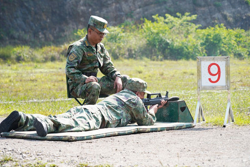 实弹射击现场。