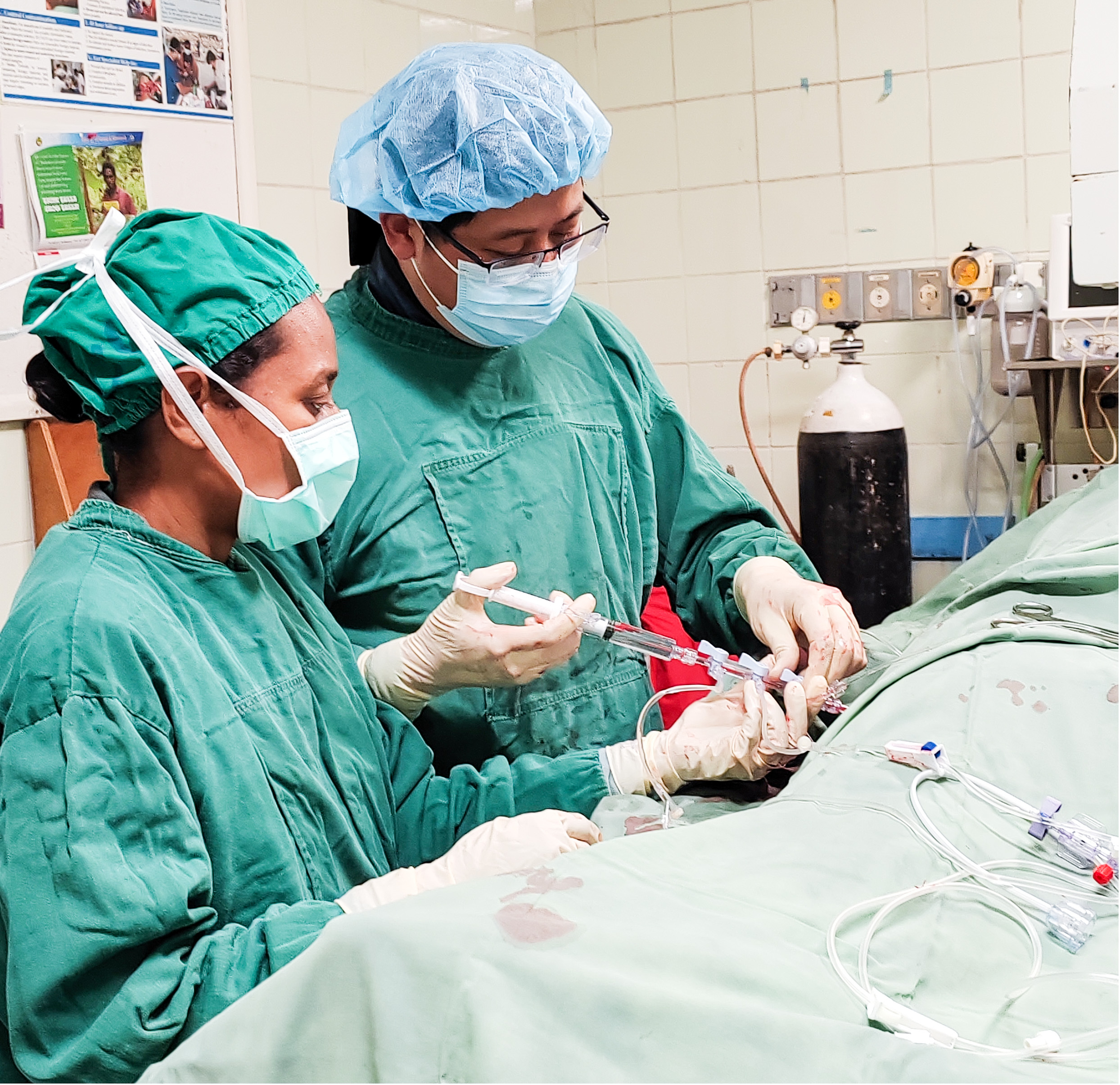 司晓云教当地医生进行心血管造影手术。贵州省卫生健康委供图-2