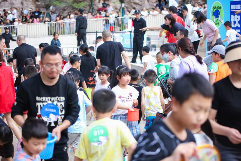 活动现场人气旺。铁建地产贵州公司供图