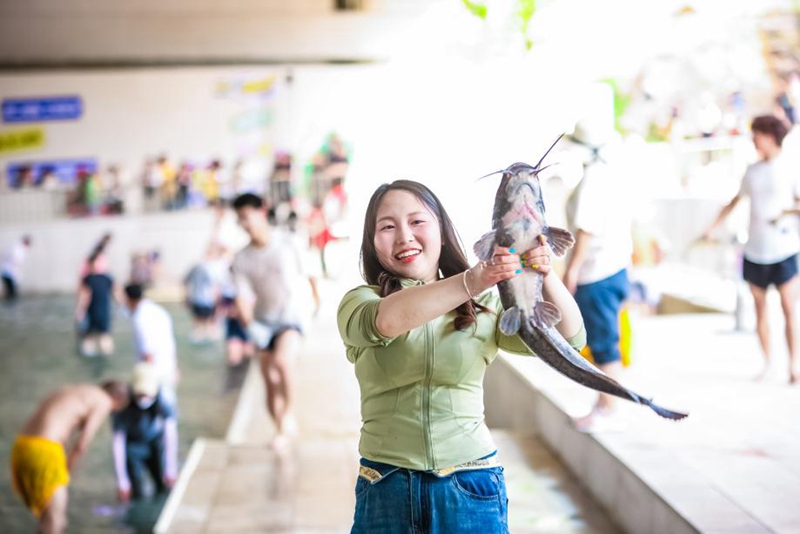 快乐“摸鱼”。铁建地产贵州公司供图