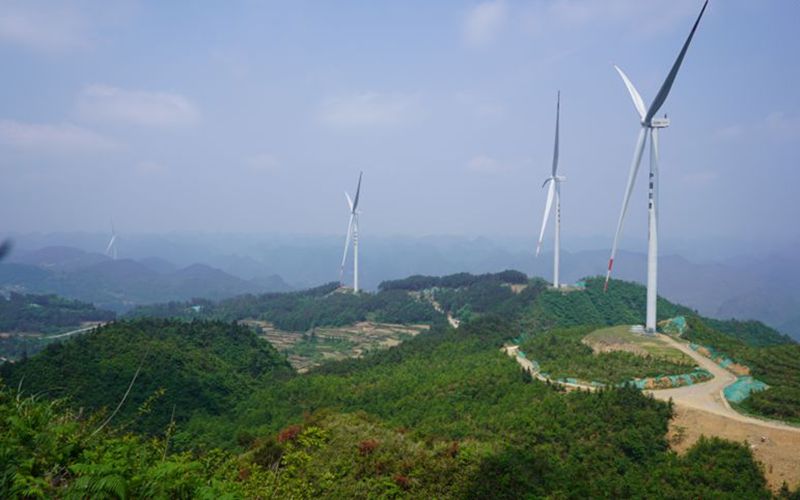 马鬃岭上的风车。苏廷龙摄