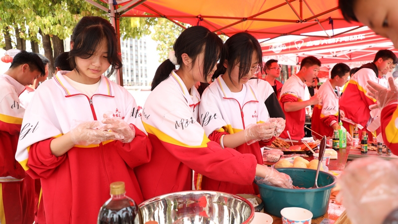 4月29日，同学们在美食节现场制作美食。周训贵摄