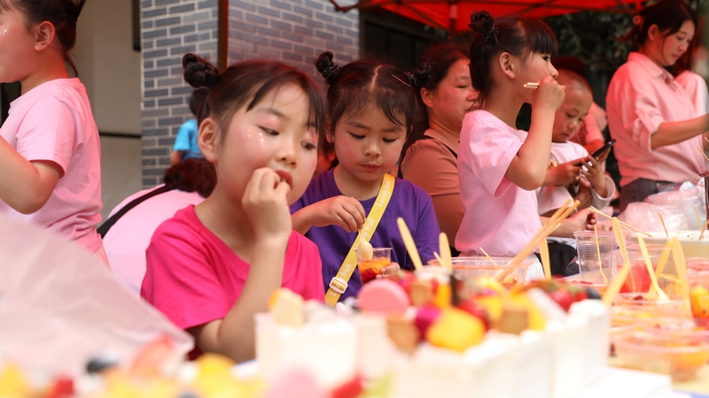 4月29日，同学们在美食节现场享受美食。周训贵摄