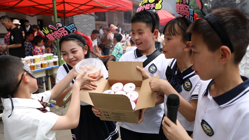 4月29日，同学们在美食节现场推销美食。周训贵摄