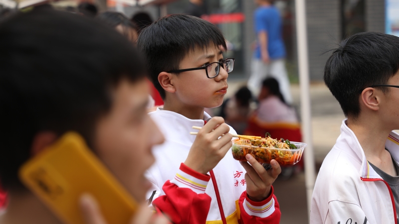 4月29日，同学们在美食节现场分享美食。周训贵摄