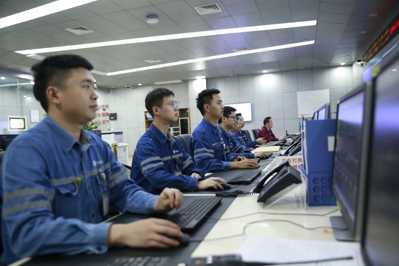 贵州金元茶园电厂内，指挥调度中心的监盘工作人员  何禹 摄
