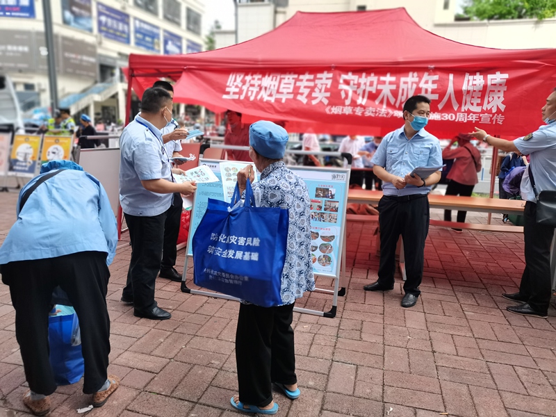 工作人员开展街面普法宣传。