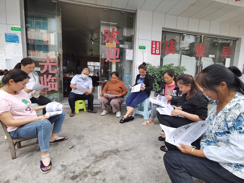 工作人员走进零售店铺开展集中普法宣传。