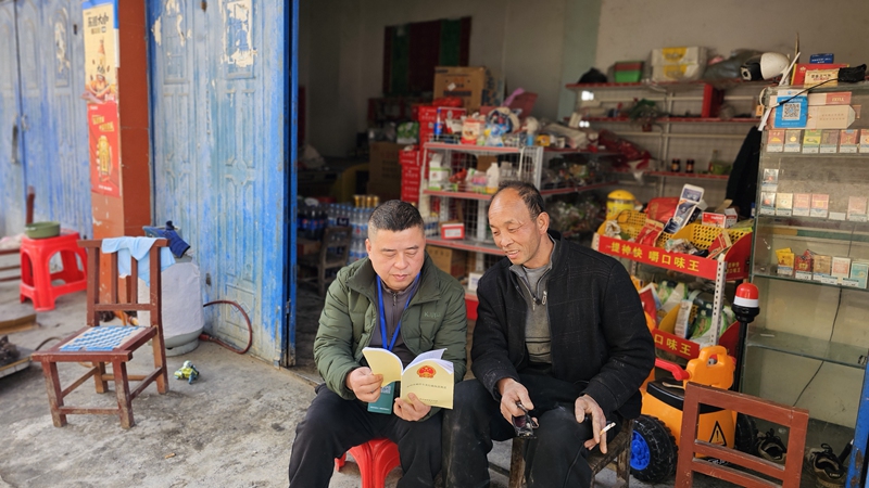 工作人员走进零售店铺开展普法宣传。