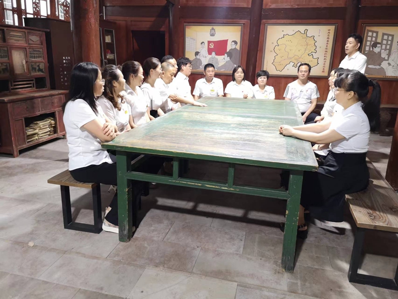学校教师在红色校史馆接受革命传统教育。（学校党建办  供图）