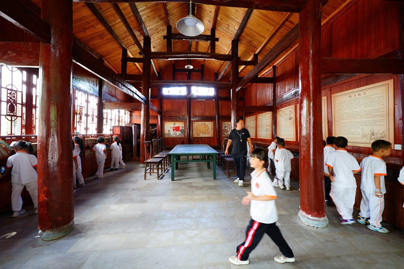 学校学生接受革命传统教育。（校党建办  供图）