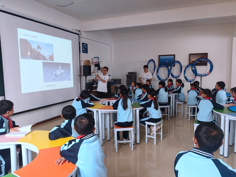 水母小学的孩子们正在上航空科普教学课。。中国航空工业集团供图