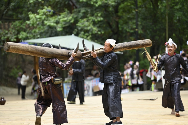 2024年5月1日，村民在貴州省從江縣丙妹鎮岜沙苗寨景區表演。