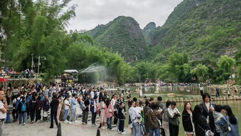 “五一”小长假第一天罗甸县大小井风景名胜区游人如织.jpg