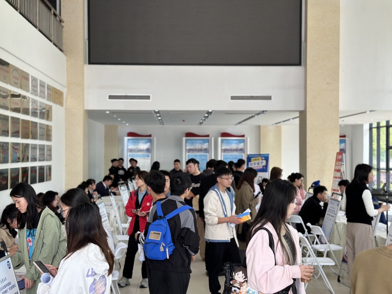 贵阳市白云区联合贵州财经大学举办专场招聘会。杨唯摄