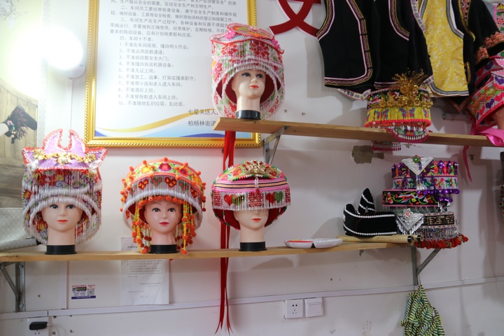 少数民族头饰展示。