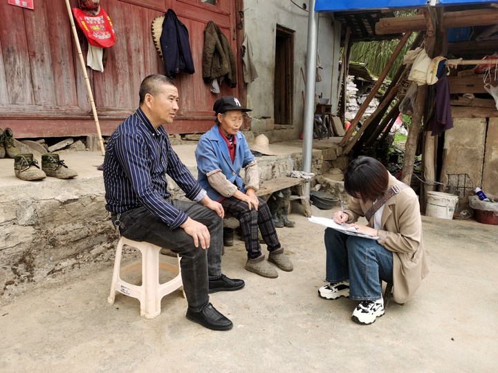 绥阳县入户开展低保核查。贵州省民政厅供图