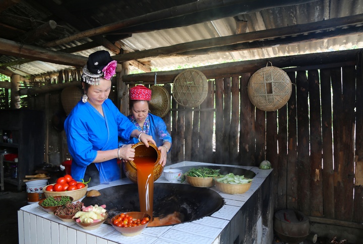 吴笃琴正在制作酸汤鱼。贵州省农业农村厅供图