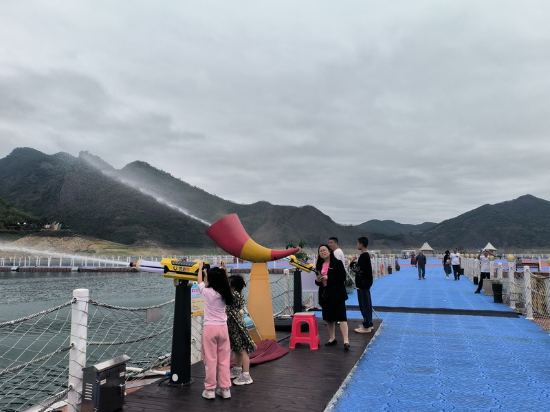 游客在红水河景区游玩