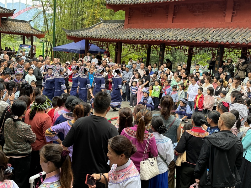 游客在大小井风景名胜区观看民族风情表演