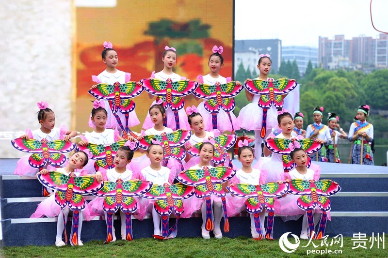 2023年贵阳白云国际风筝会节目表演。人民网 顾兰云摄