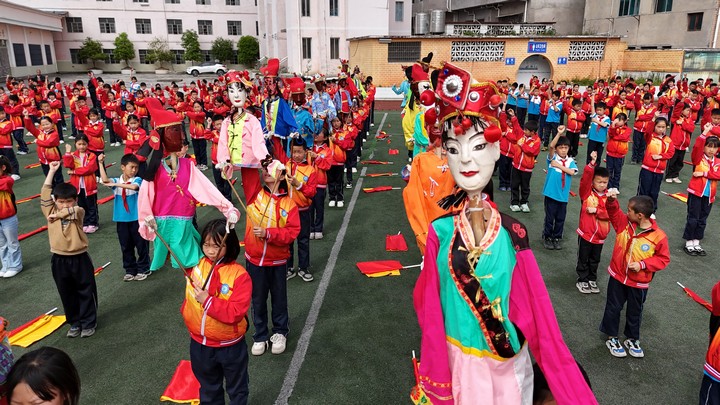 花桥小学大课间木偶戏。黎祖艳摄 