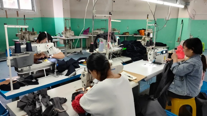 江口县凯德街道梵瑞社区扶贫车间一片忙碌。