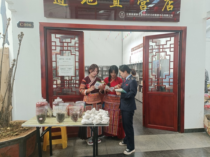 关岭县税务局服务管家为商户精准送政策。