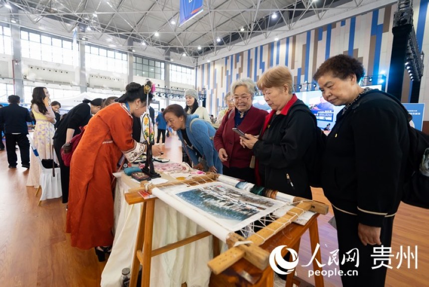 手工刺绣、手工编织展演现场。人民网记者 涂敏摄