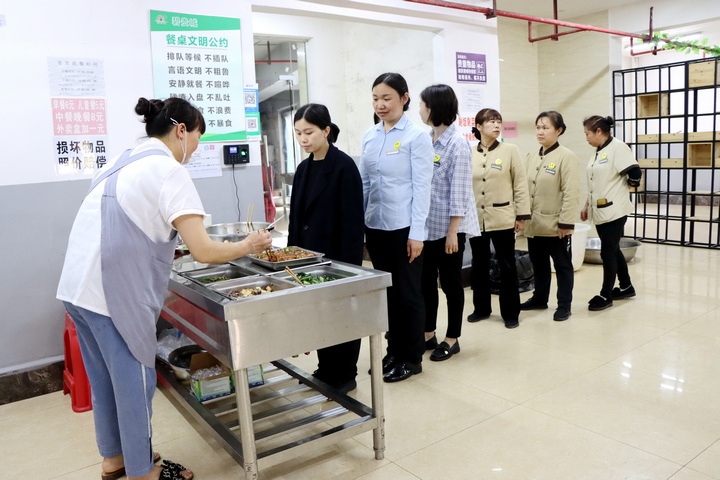 社区食堂“烟火气”十足 为群众办好暖心“食”事。