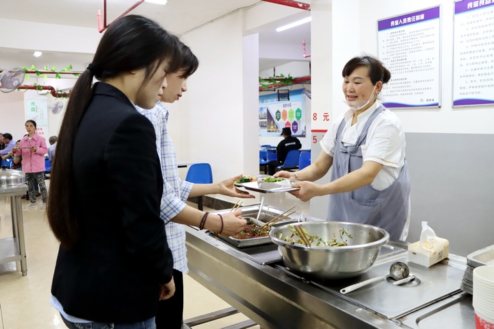 社区食堂“烟火气”十足 为群众办好暖心“食”事。